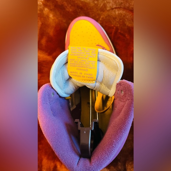 Air Jordan 1 Retro High OG Men's
Color: University Gold/Light Bordeaux/White - Picture 3 of 9